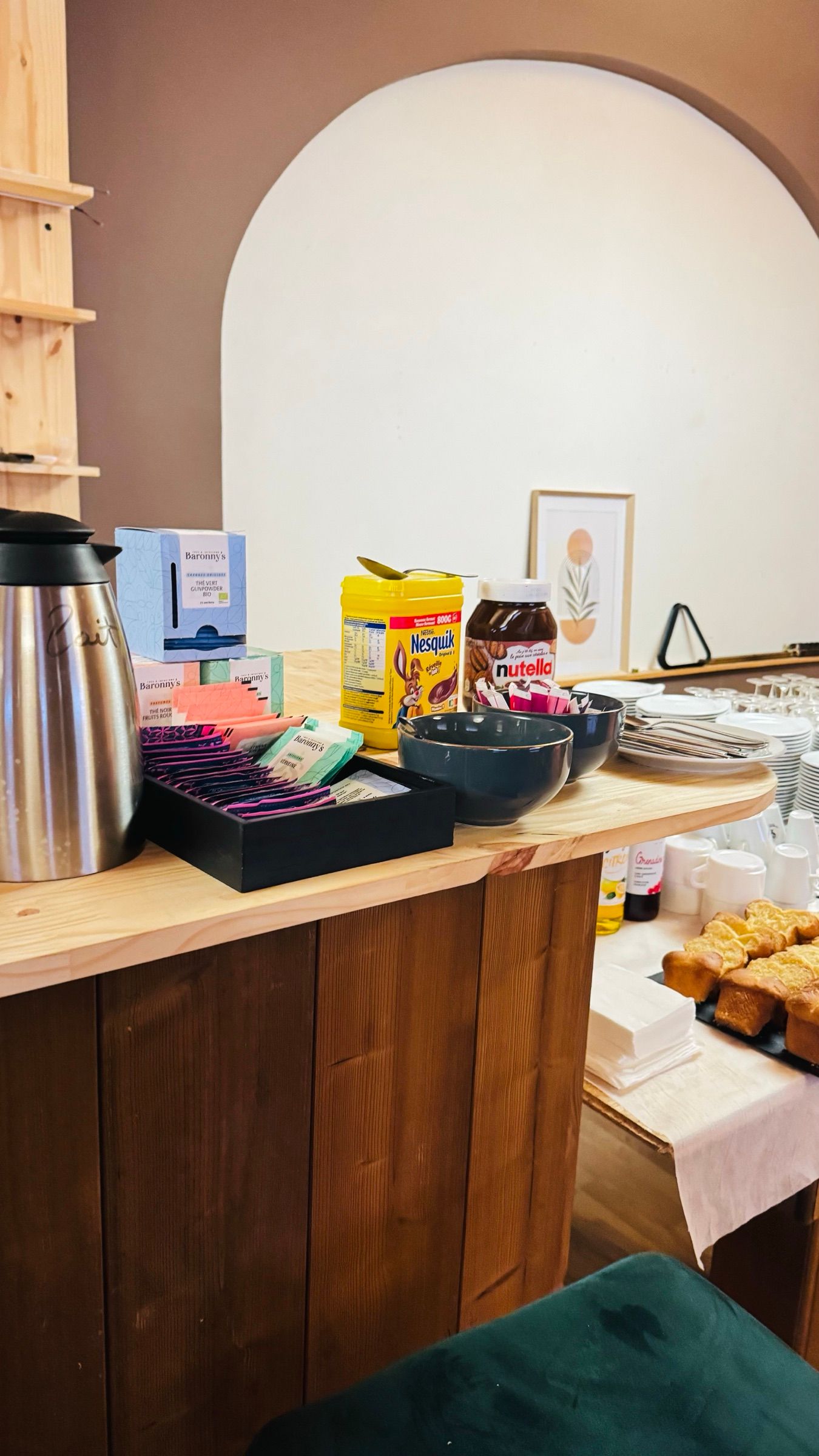 Le bar en pin devant l’arche : thés, café et chocolat