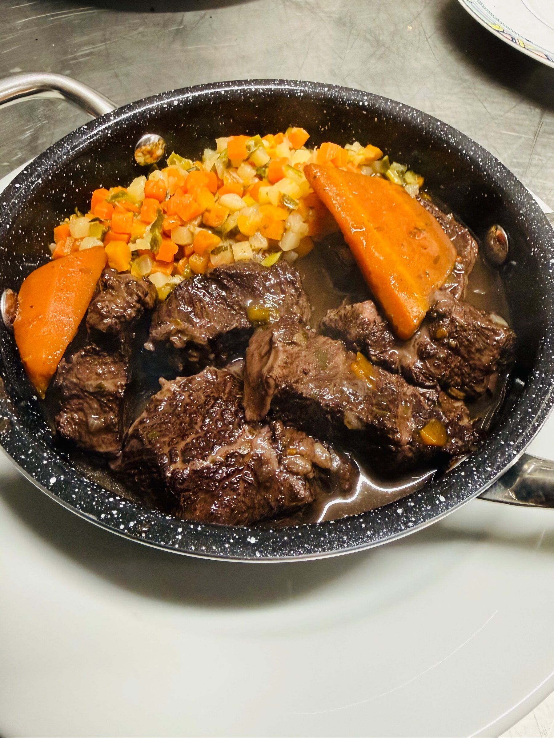 Bœuf mijoté, carottes fondantes et brunoise de légumes