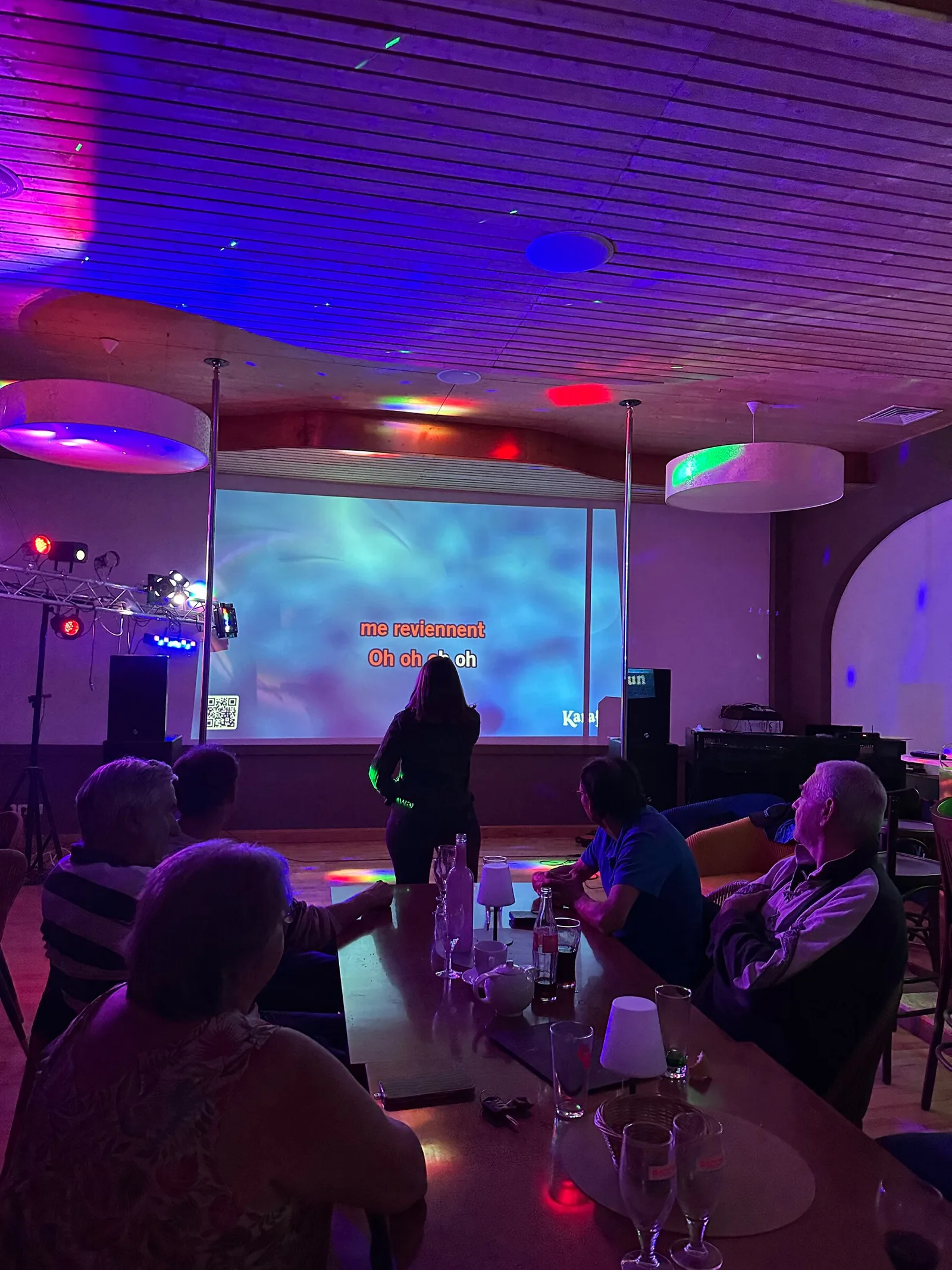 Soirée karaoké au Boleston : grand écran, jeux de lumière et tables de convives