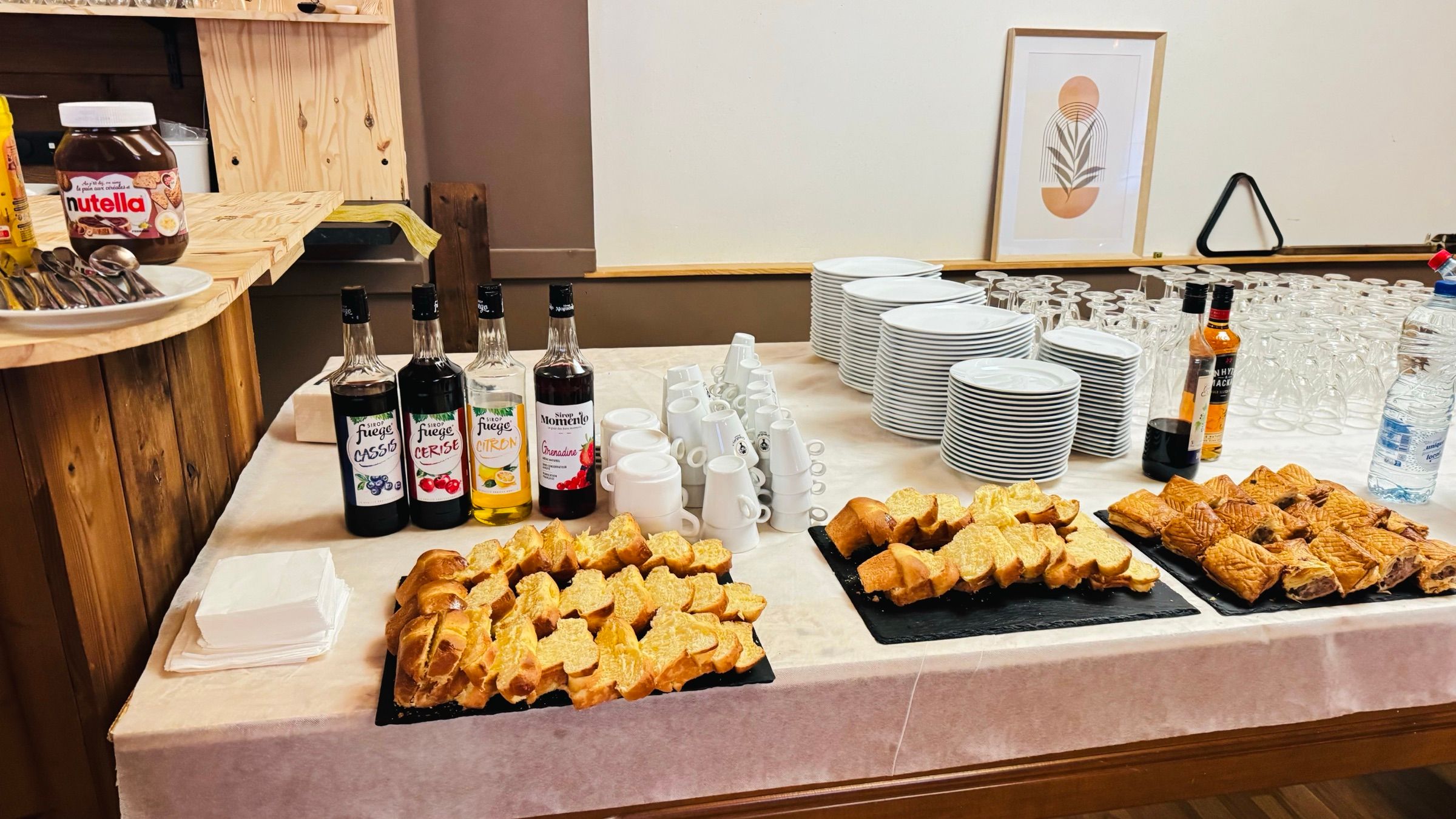 Sirops, tasses et plateaux de brioche pour une pause