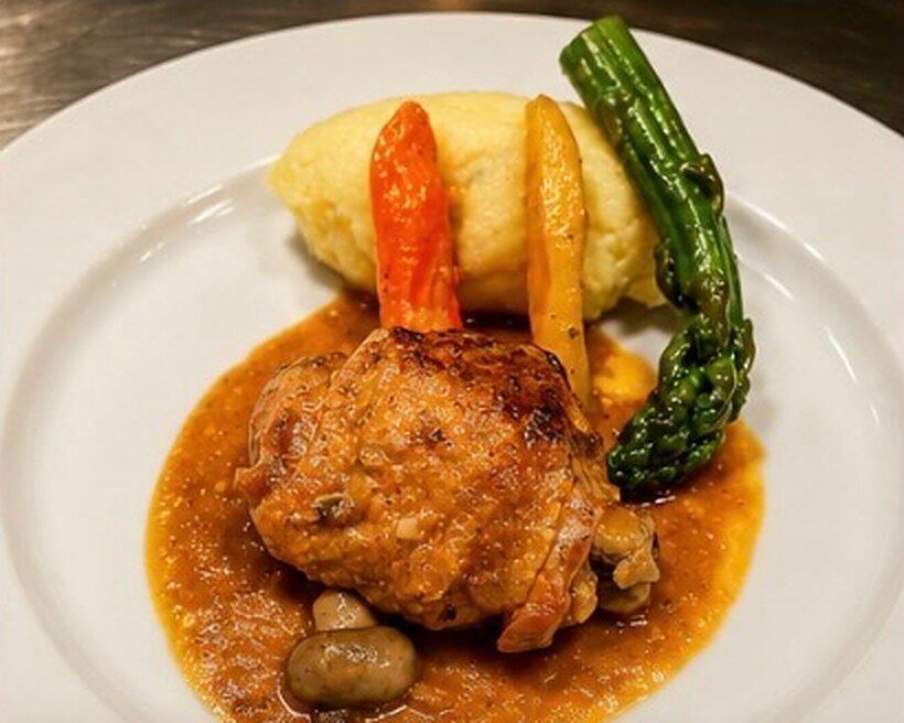 Volaille en sauce, purée, carottes glacées et asperges vertes