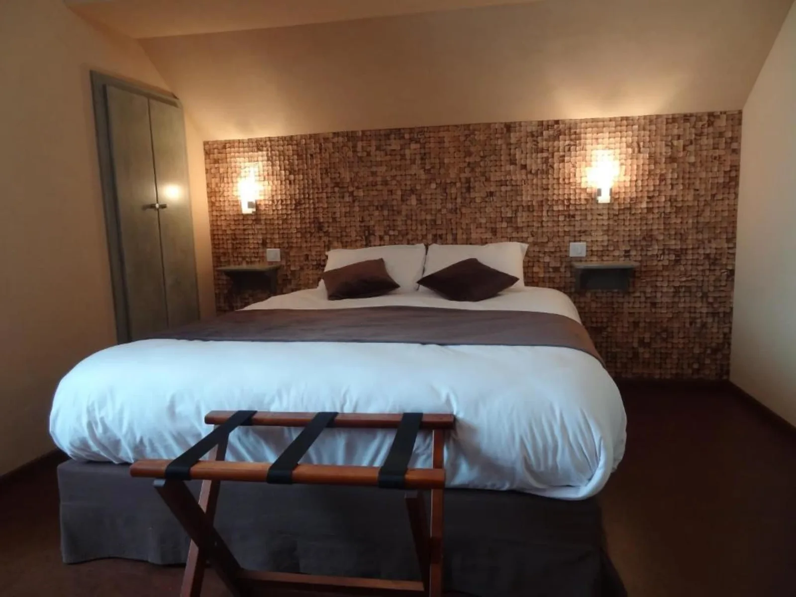 Chambre Évasion : le lit et sa tête de lit