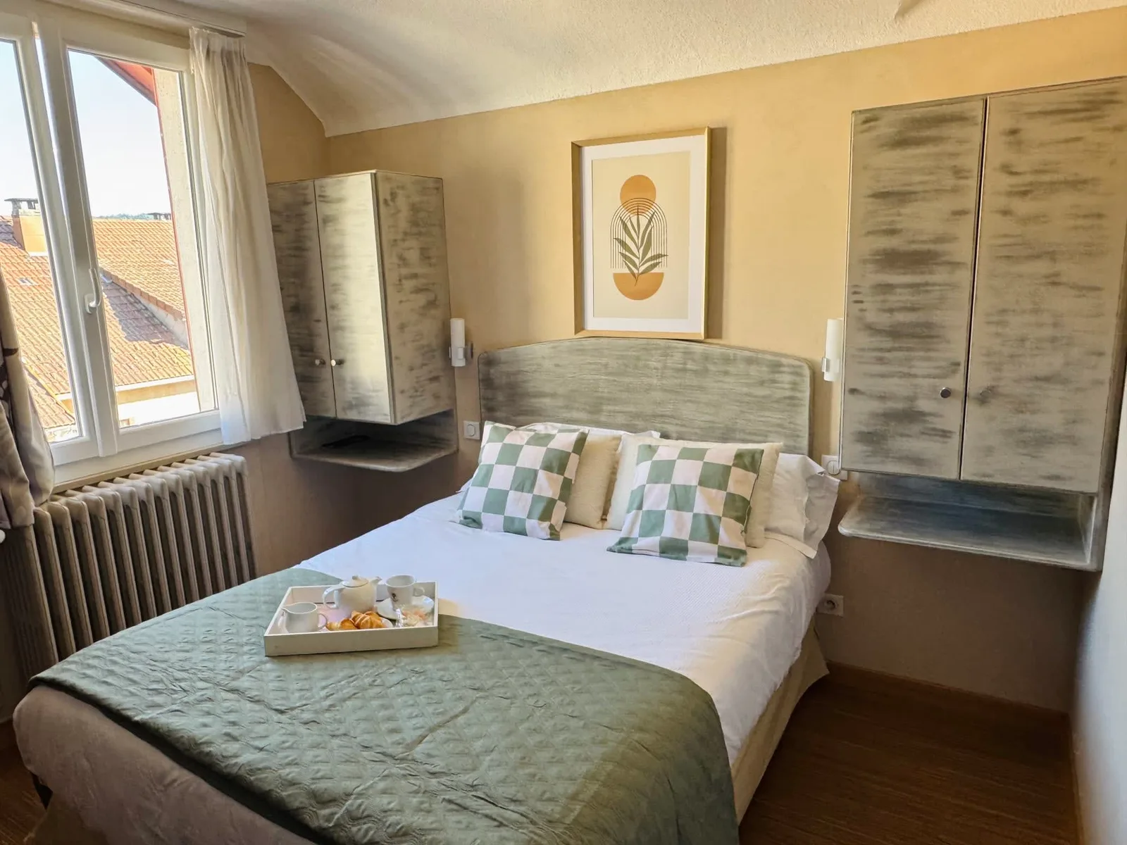 Chambre Harmonie : le lit près de la fenêtre