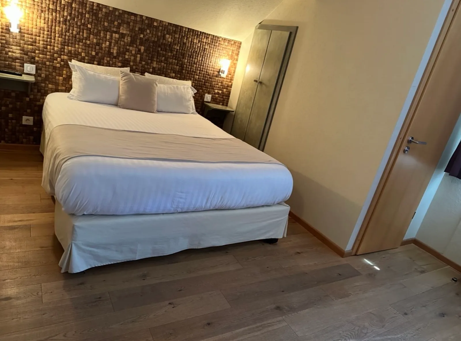 Chambre Le Vallon : le lit et sa tête de lit