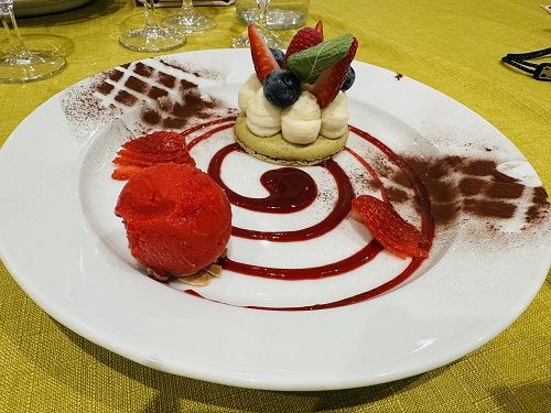Sorbet fraise, tartelette pistache et coulis en spirale