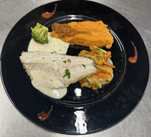 Filet de poisson, sauce crémée, purée de patate douce et légumes