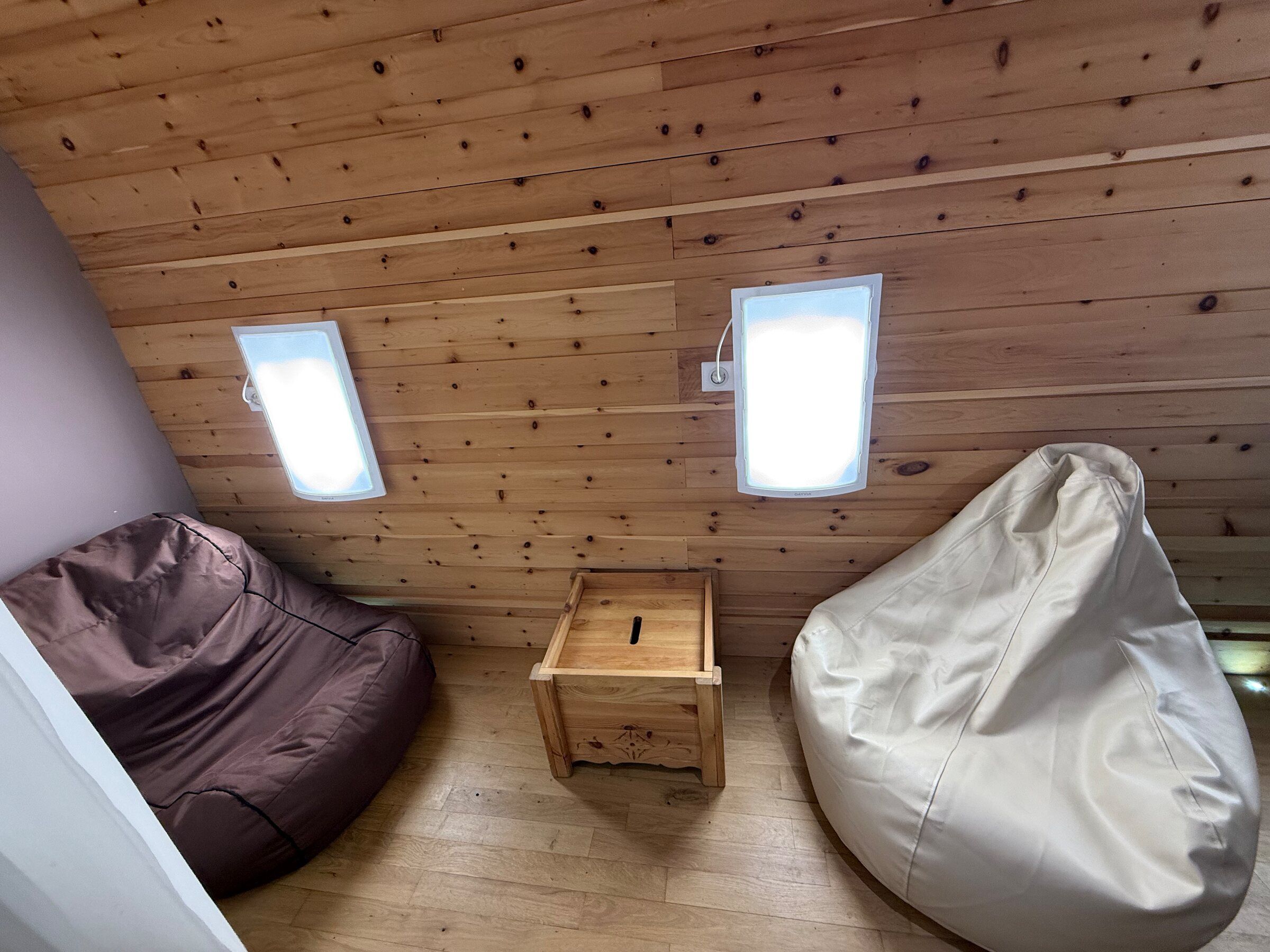 Le coin luminothérapie : poufs sous les lampes de luminothérapie de la voûte
