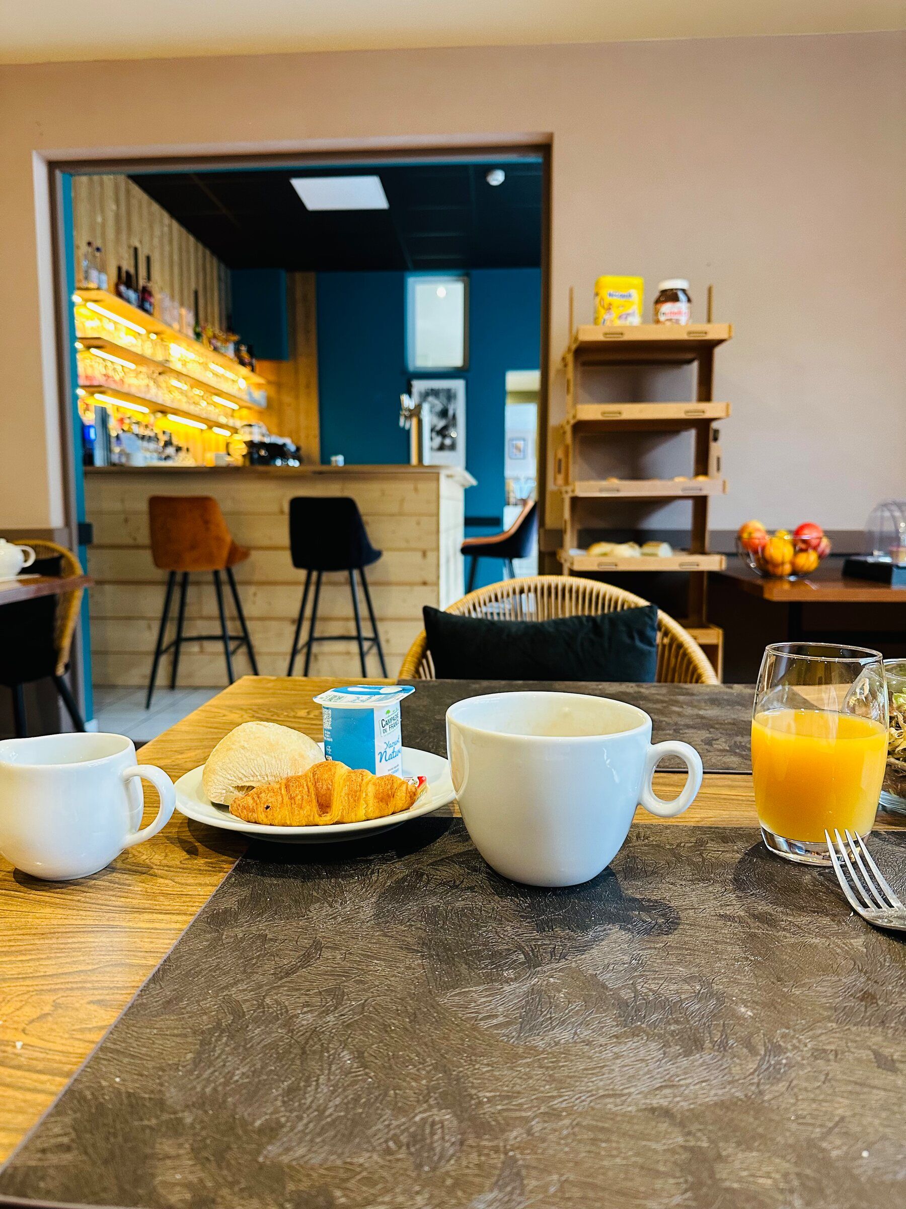 Petit-déjeuner face au bar : café, croissant et jus d’orange pressé