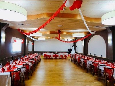 La grande salle de réception habillée de rouge et blanc
