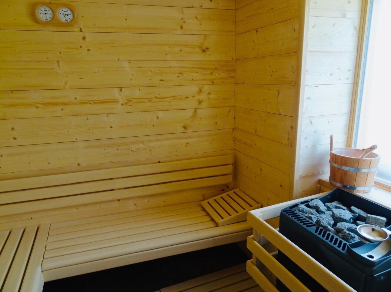 Le sauna sec, poêle à pierres et seau en bois