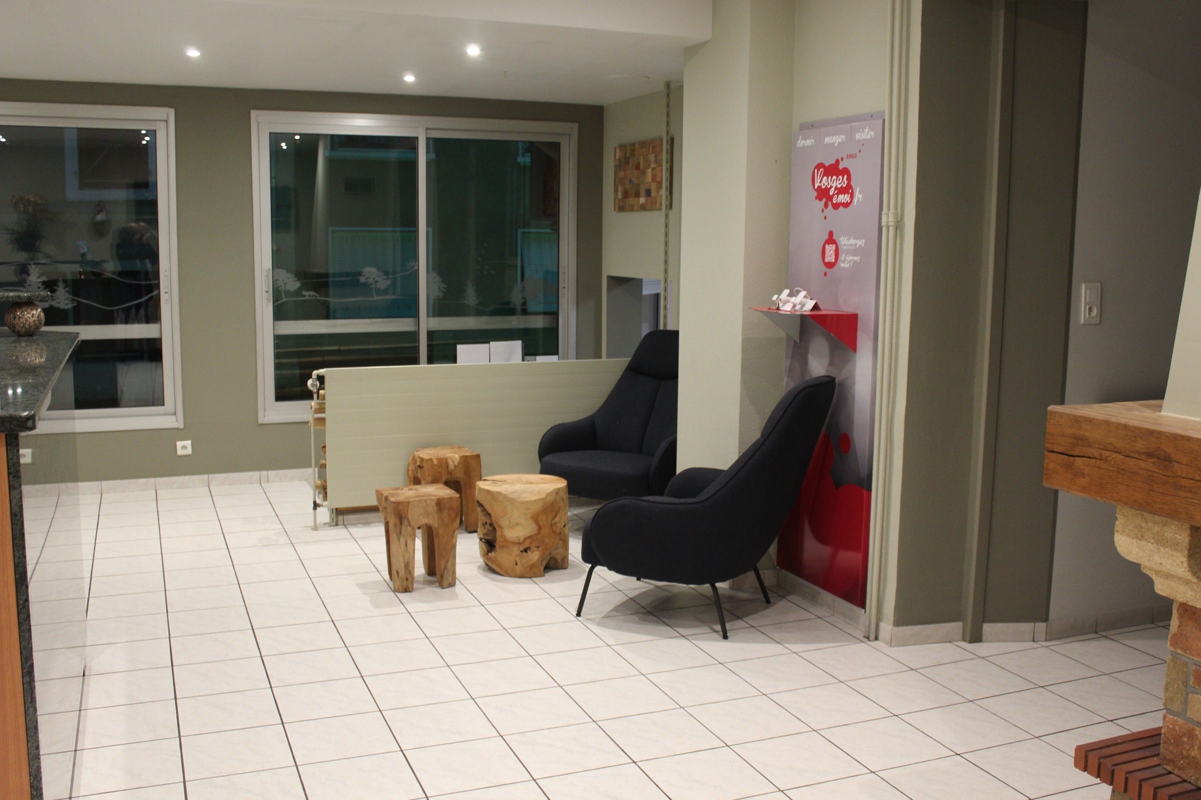 Fauteuils et tabourets en bois brut dans le hall